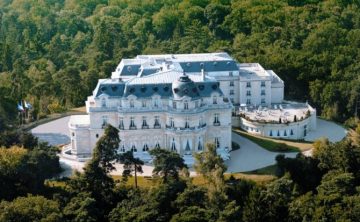 Prikazen hotelski interior v zamuk Shato Приказен хотелски интериор в замък Шато